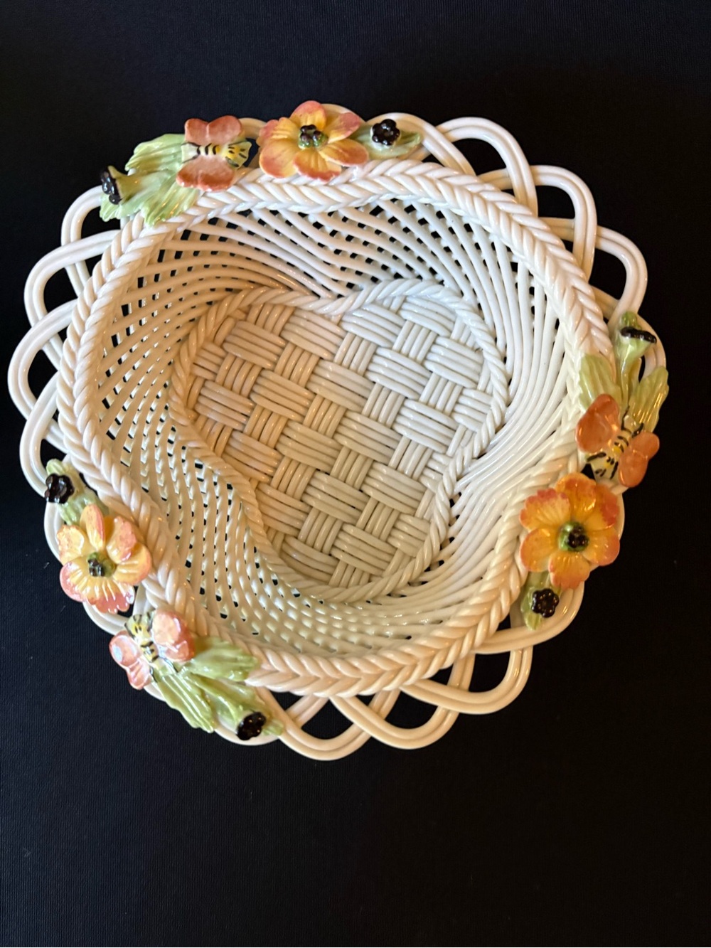 2 Belleek Irish Baskets, Woven Porcelain, Flowers and Bees. - Picture 3 of 7